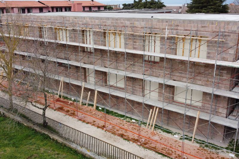 esoscheletro scuola alighieri esterno
